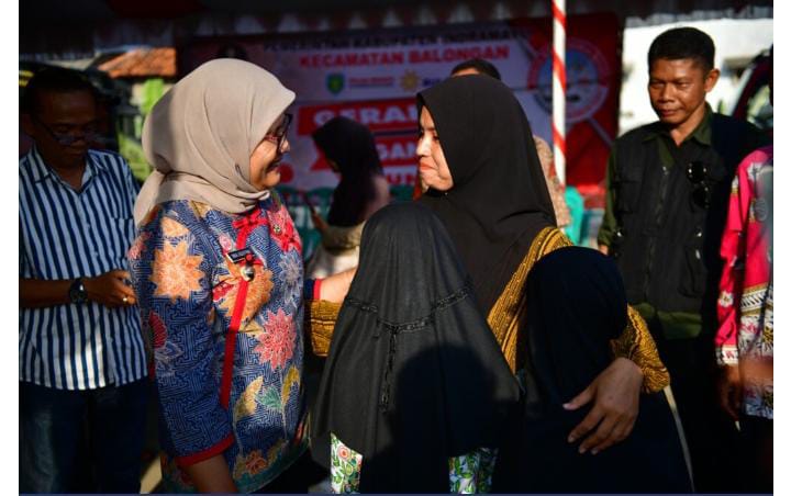 Haru, Tiba-Tiba Seorang Ibu Datangi dan Peluk Bupati Nina Agustina Sampaikan Hal Ini