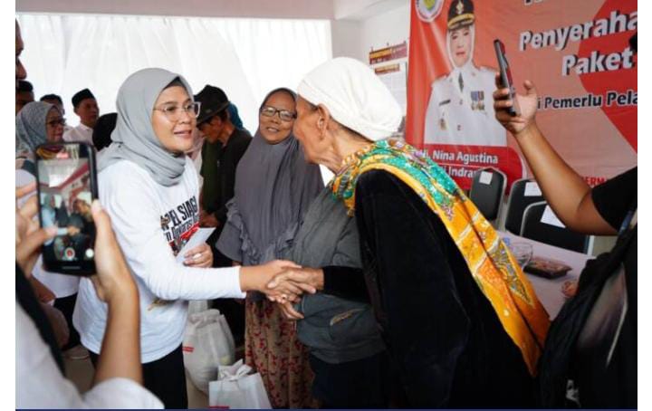 Salurkan Paket Permakanan, Bupati Nina Agustina Berbagi Bahagia Bersama 75 Lansia