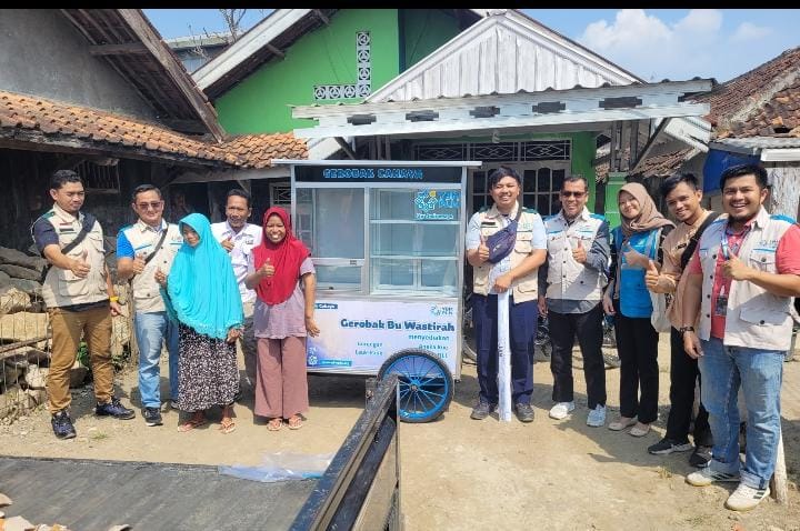 Dukung Pengembangan UMKM, YBM PLN Indramayu Salurkan Bantuan Gerobak Cahaya Untuk Pedagang Lauk & Gorengan Keliling