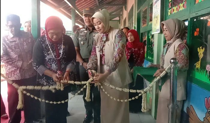 Bupati Indramayu Damping Ketua Yayasan Kartika Jaya Melaksankan Peresmian Gedung Kelas Baru