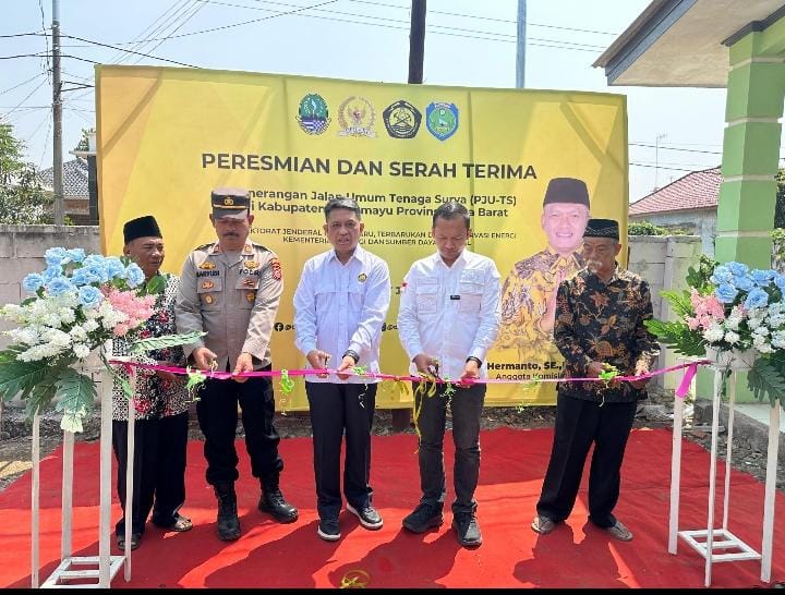 H. Bambang Hermanto Bersama Kementerian ESDM Serahkan Ratusan Bantuan PJUTS di Kabupaten Indramayu