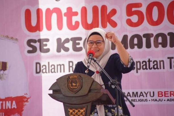 Wujudkan Pertanian Hebat, Bupati Nina Agustina Serahkan Benih Padi Kepada 500 Petani Kecamatan Losarang