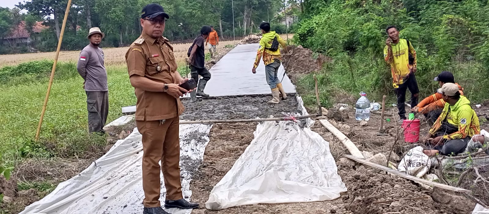 Antusias Masyarakat Desa Pranggong Atas Pembangunan Jalan Poros Desa.