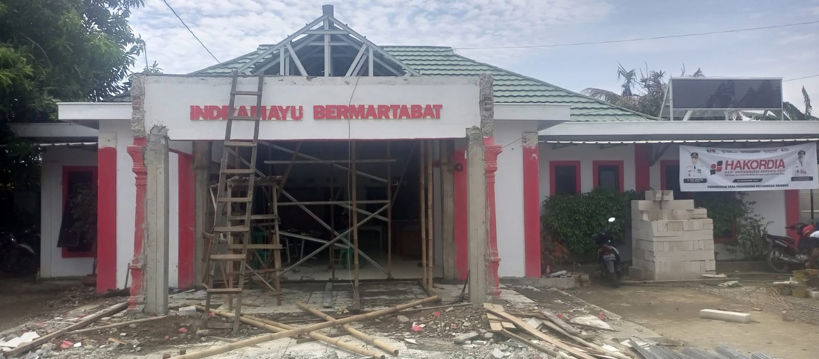 Kades Pranggong Percantik Balai Desa. Syarifudin : Untuk Pelayanan Dan Kenyamanan Masyarakat Desa