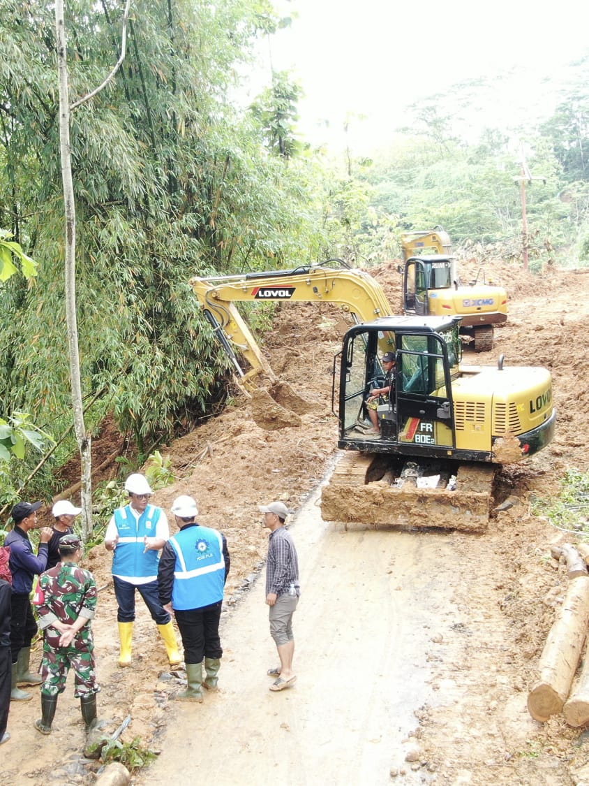 GM PLN Jawa Barat Terjun Langsung Pastikan Kelistrikan di Kampung Ciporekat Sukabumi Pulih