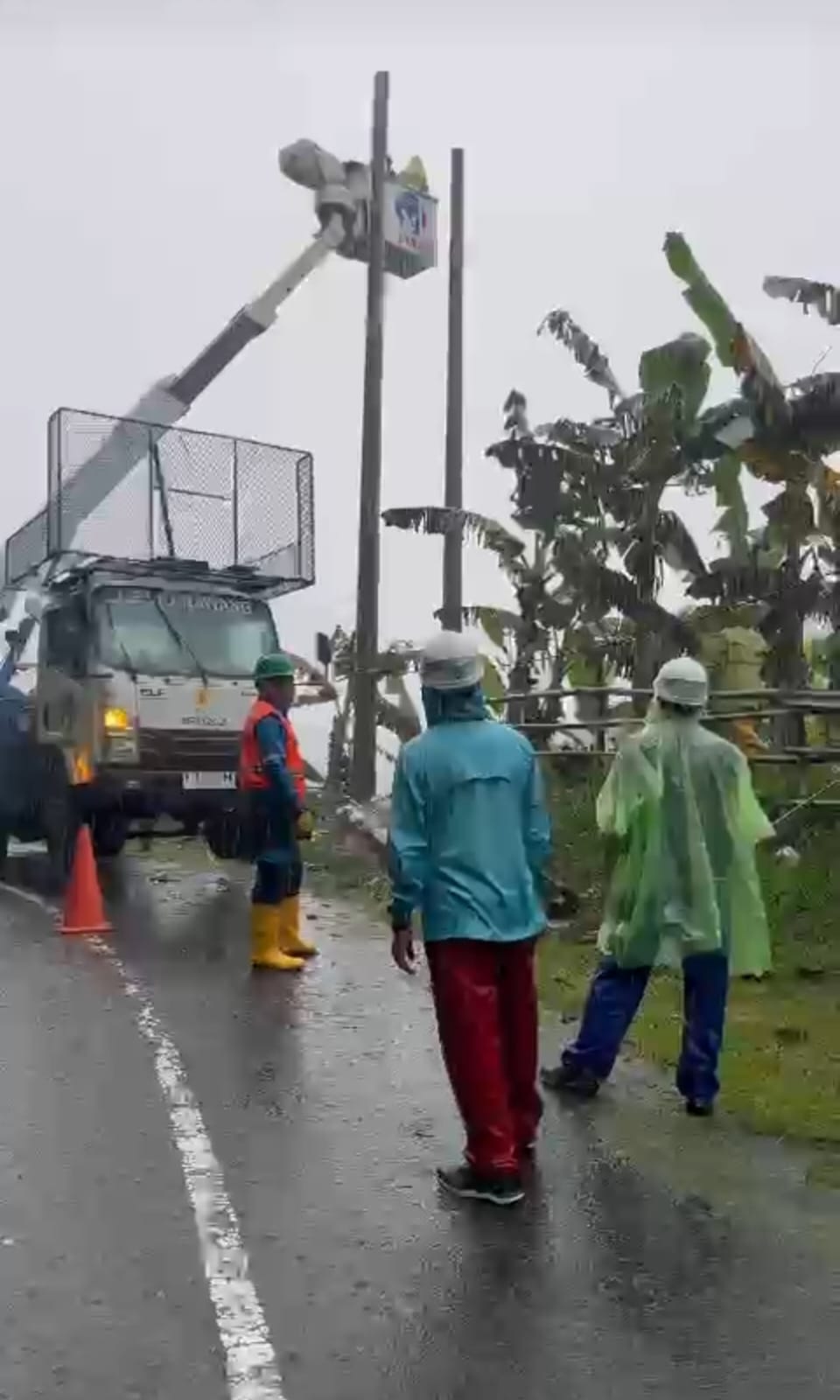 Kisah Pejuang Listrik yang Tetap Bertugas Meski Rumahnya Tertimbun Longsor